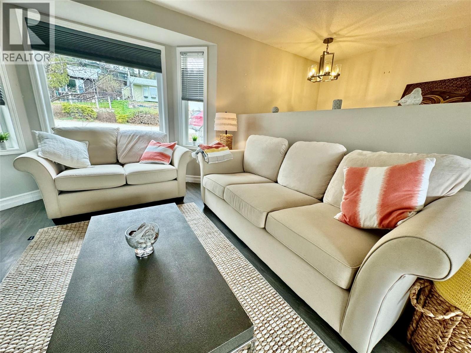 1885 Grandview Avenue, Lumby, British Columbia  V0E 2G0 - Photo 8 - 10375798