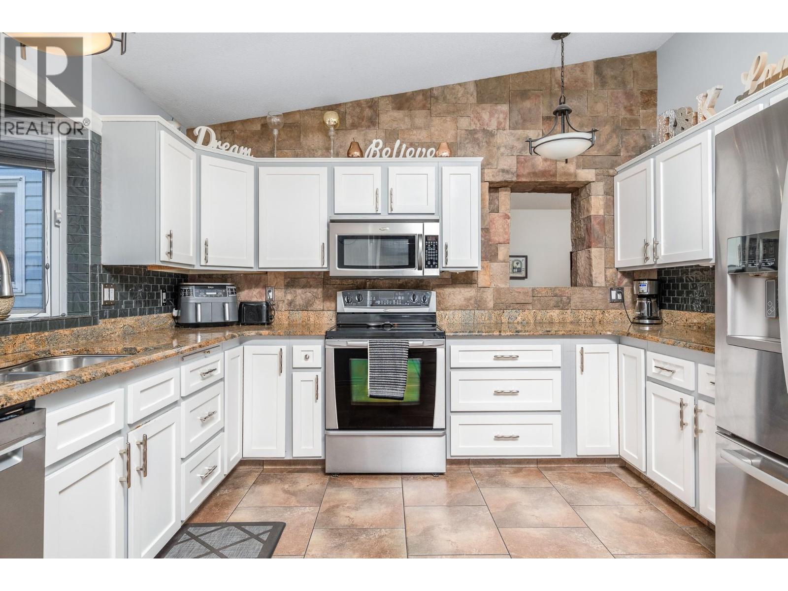 5964 Star Road, Vernon, British Columbia  V1B 3P4 - Photo 8 - 10375395