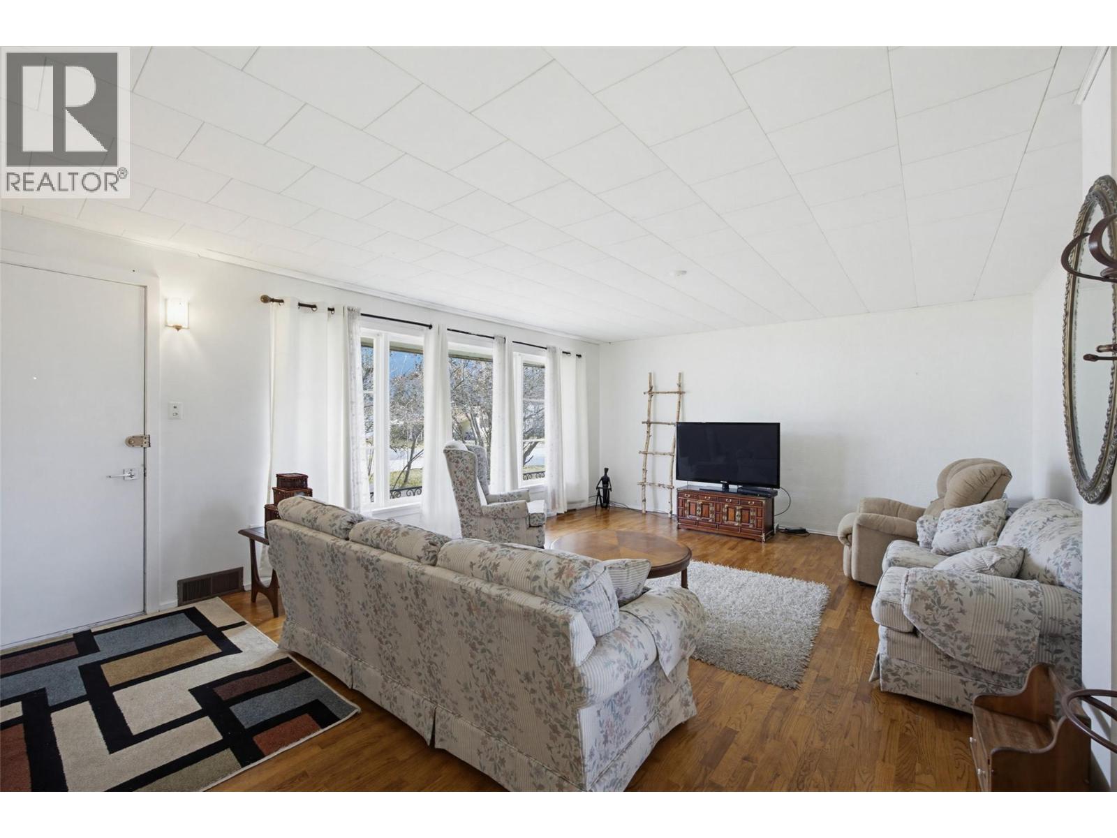 306 Birch Street, Chase, British Columbia  V0E 1M0 - Photo 3 - 10375794