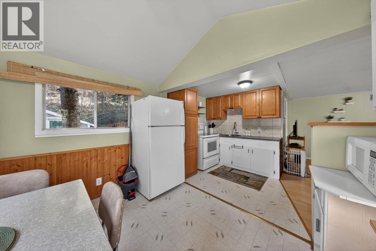 4878 Ogilvey Avenue, Fairmont Hot Springs, British Columbia  V0B 1L1 - Photo 8 - 10375789