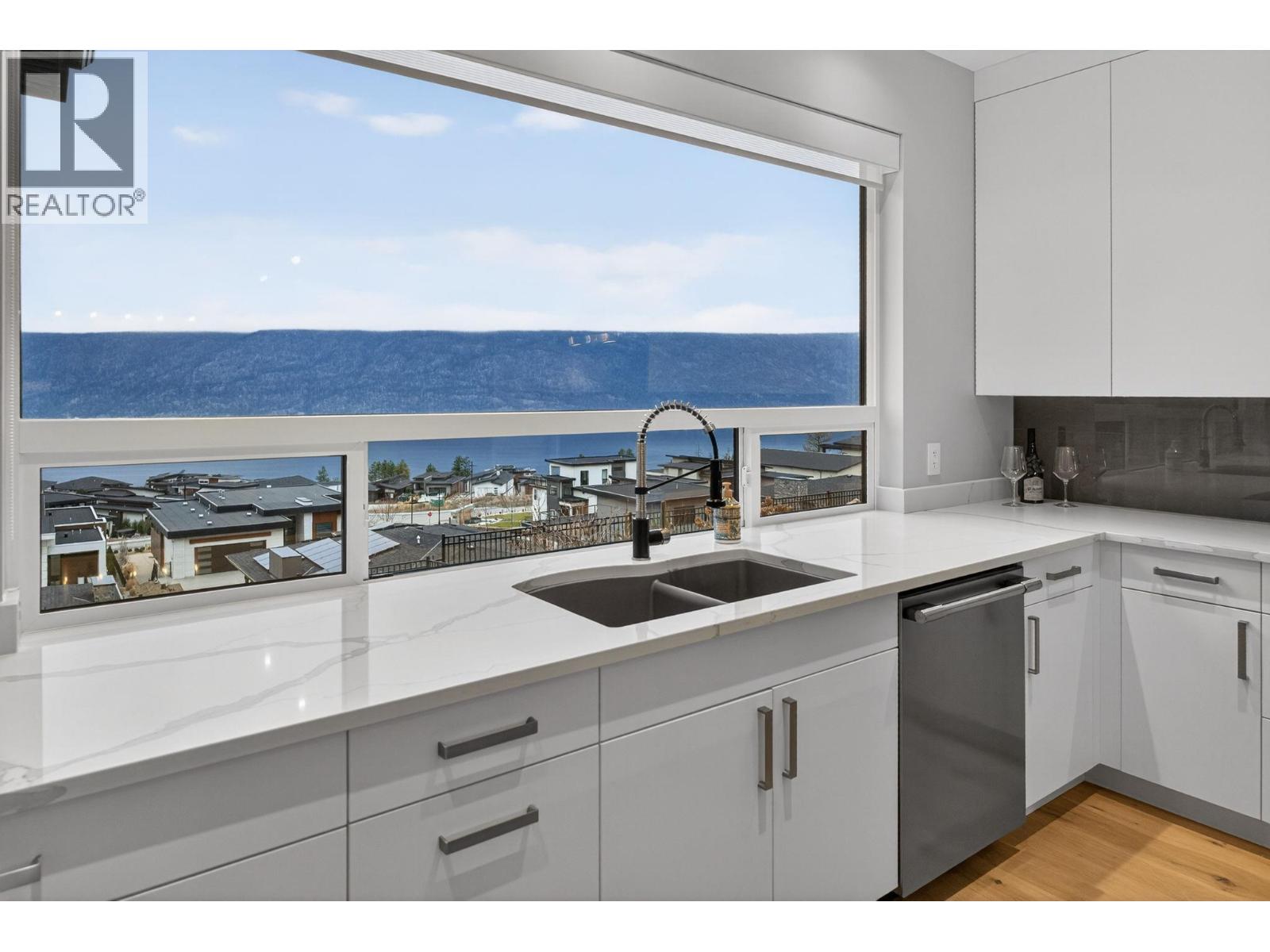 9882 Beacon Hill Drive, Lake Country, British Columbia  V4V 0A9 - Photo 11 - 10374925