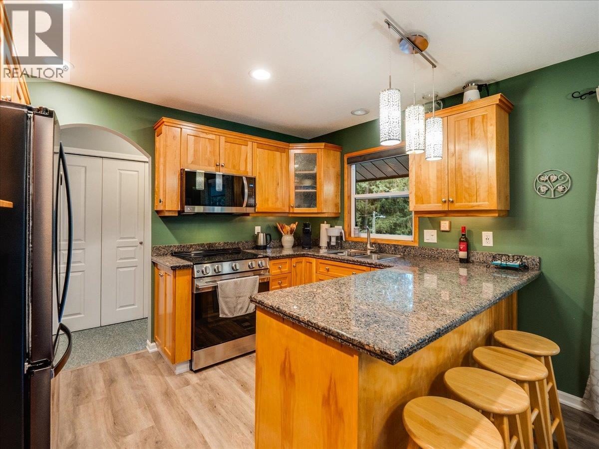 2162 Old Salmo Road, Fruitvale, British Columbia  V0G 1L1 - Photo 11 - 10376108