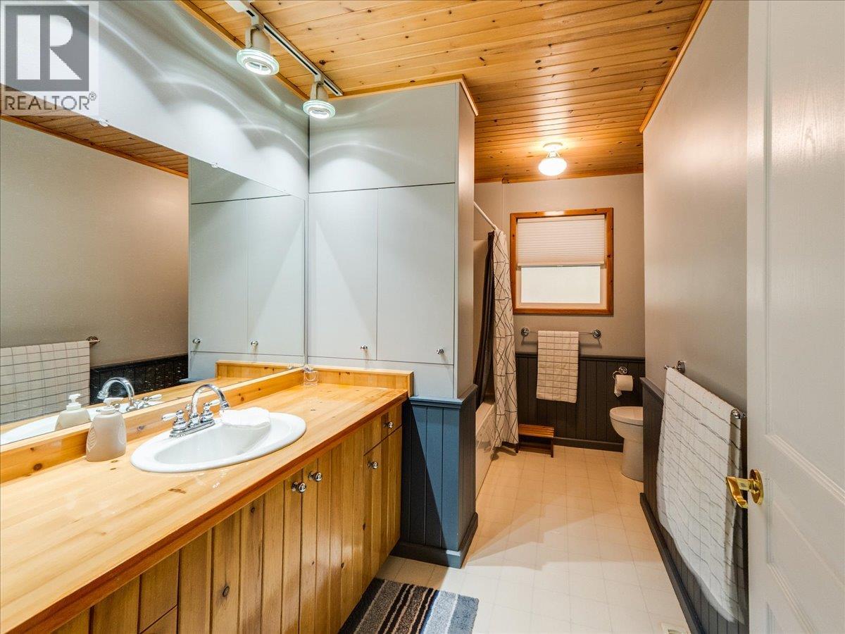 2162 Old Salmo Road, Fruitvale, British Columbia  V0G 1L1 - Photo 25 - 10376108