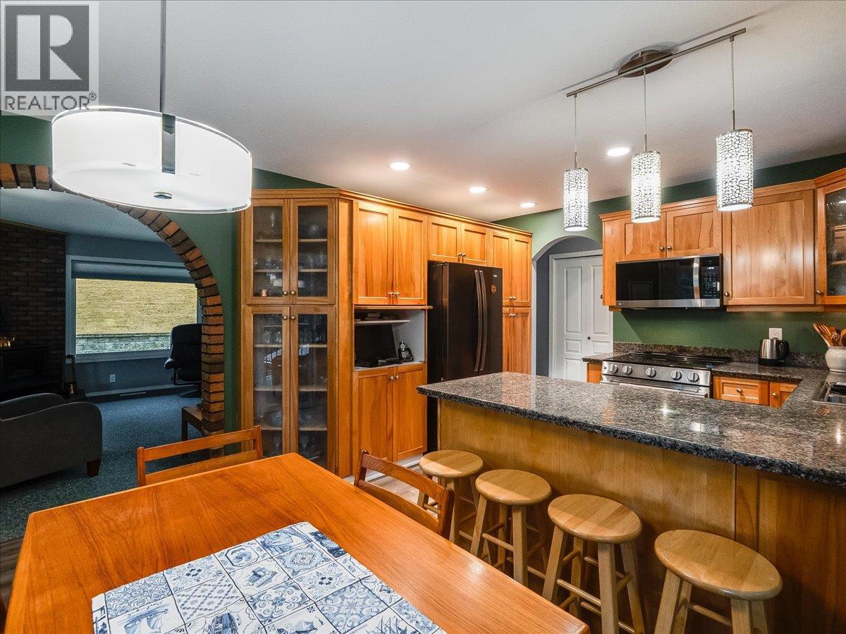 2162 Old Salmo Road, Fruitvale, British Columbia  V0G 1L1 - Photo 9 - 10376108