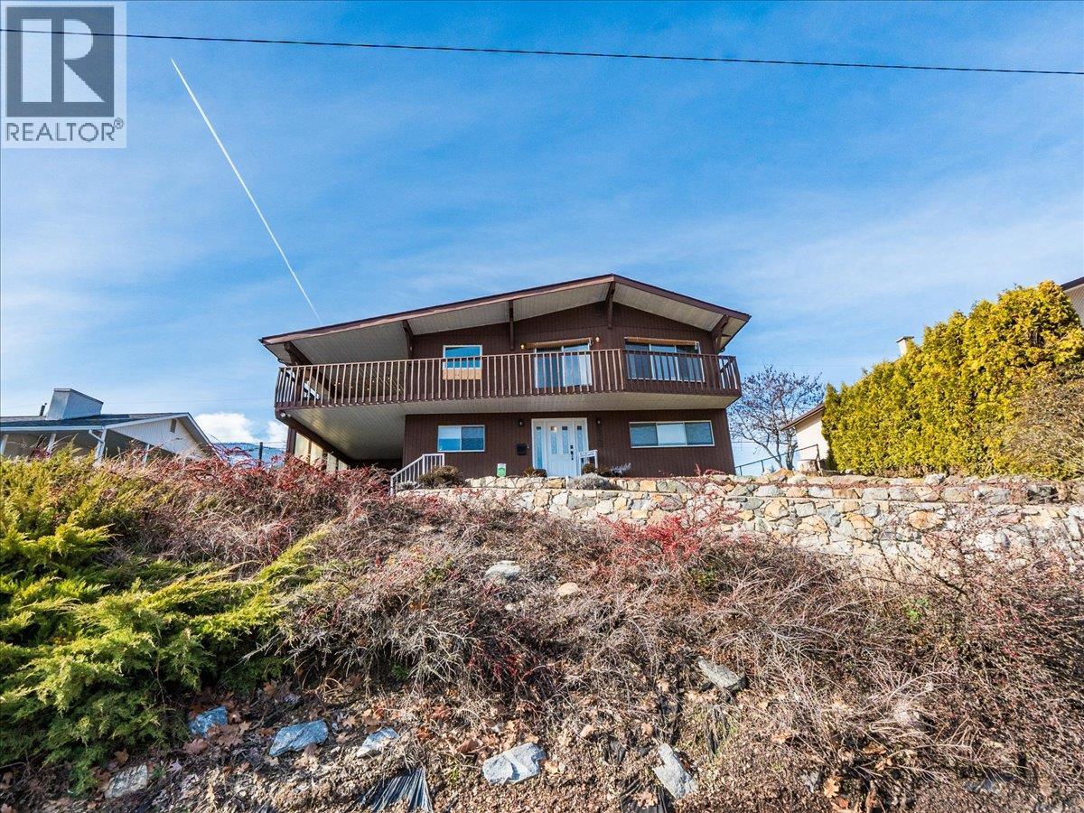 520 10th Avenue, Castlegar, British Columbia  V1N 1K7 - Photo 2 - 10375936