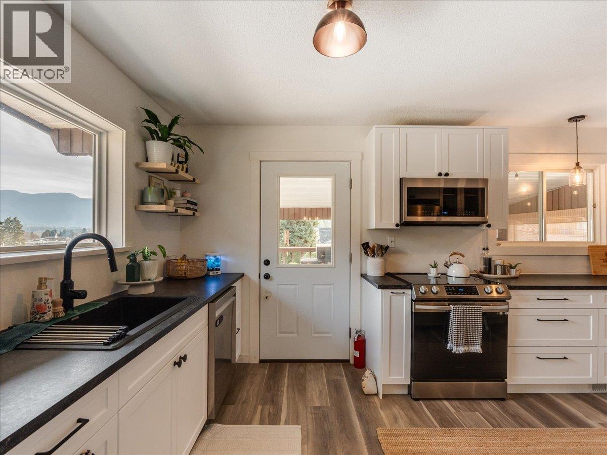 520 10th Avenue, Castlegar, British Columbia  V1N 1K7 - Photo 27 - 10375936