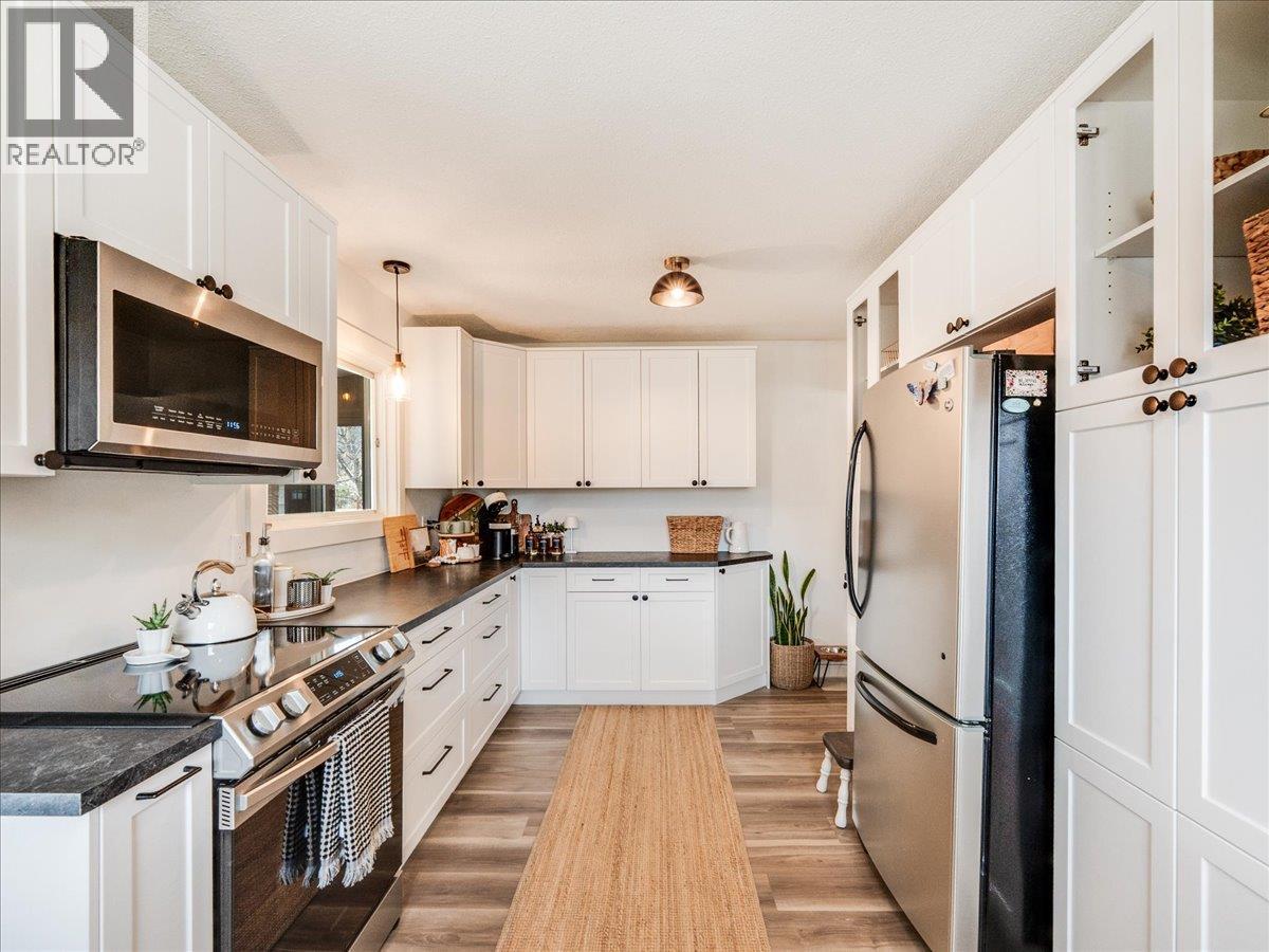 520 10th Avenue, Castlegar, British Columbia  V1N 1K7 - Photo 30 - 10375936