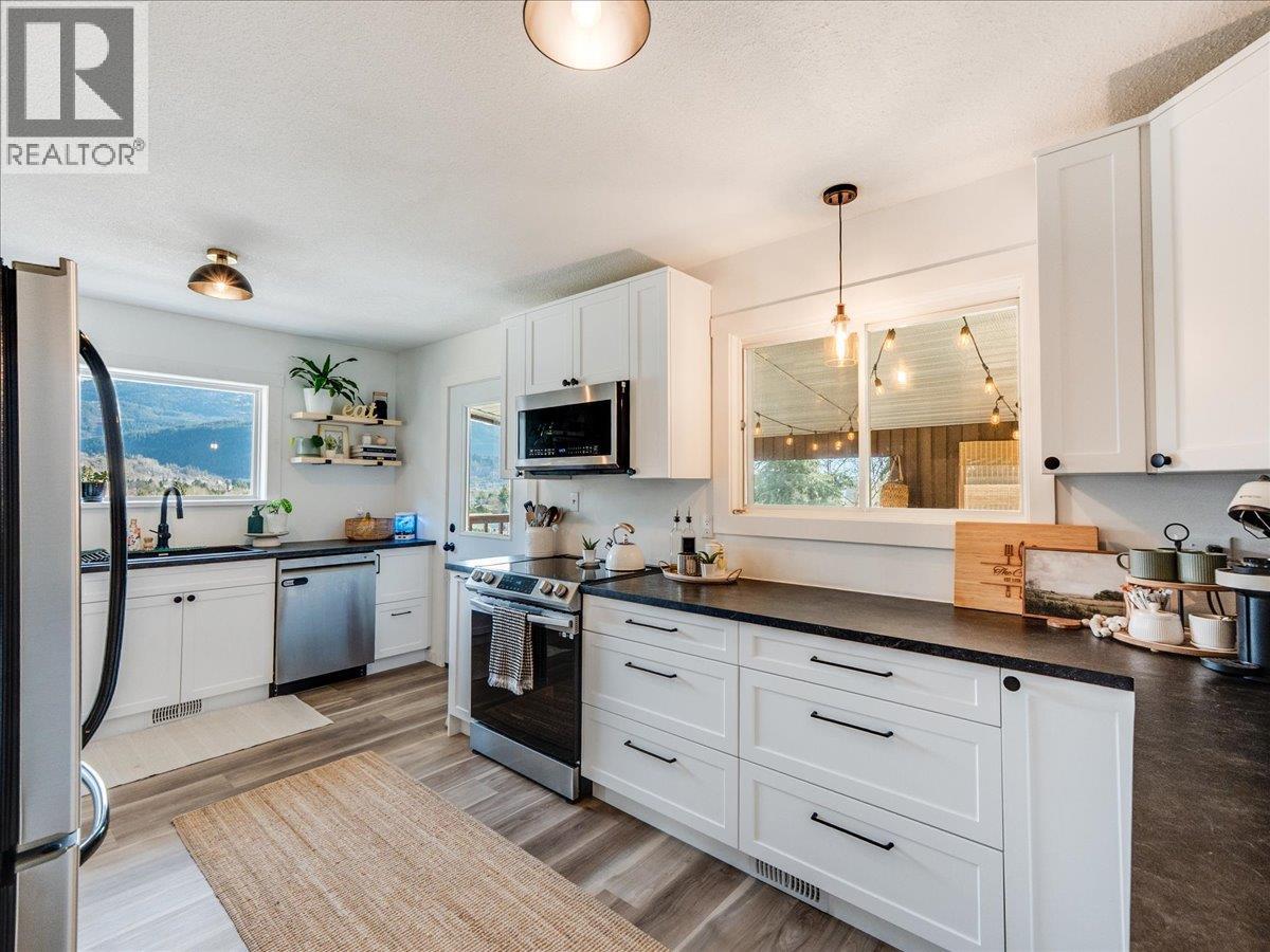 520 10th Avenue, Castlegar, British Columbia  V1N 1K7 - Photo 31 - 10375936