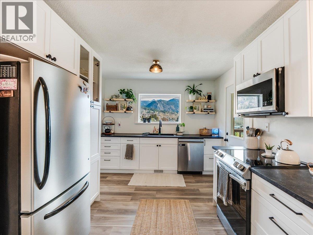 520 10th Avenue, Castlegar, British Columbia  V1N 1K7 - Photo 32 - 10375936