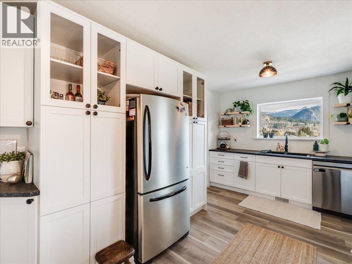 520 10th Avenue, Castlegar, British Columbia  V1N 1K7 - Photo 33 - 10375936