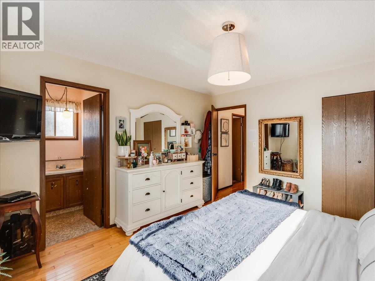 520 10th Avenue, Castlegar, British Columbia  V1N 1K7 - Photo 36 - 10375936