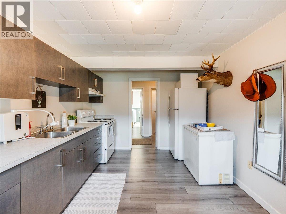 520 10th Avenue, Castlegar, British Columbia  V1N 1K7 - Photo 58 - 10375936