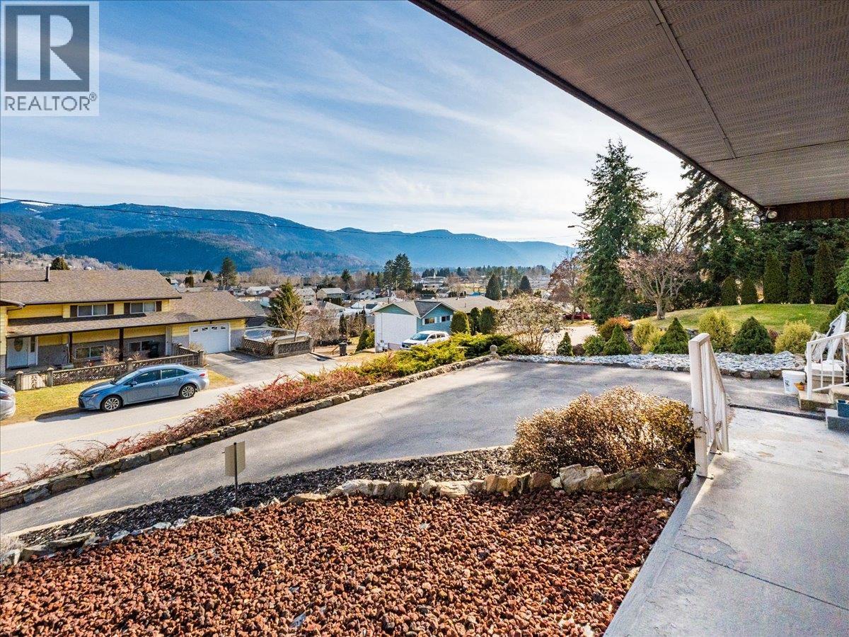 520 10th Avenue, Castlegar, British Columbia  V1N 1K7 - Photo 73 - 10375936