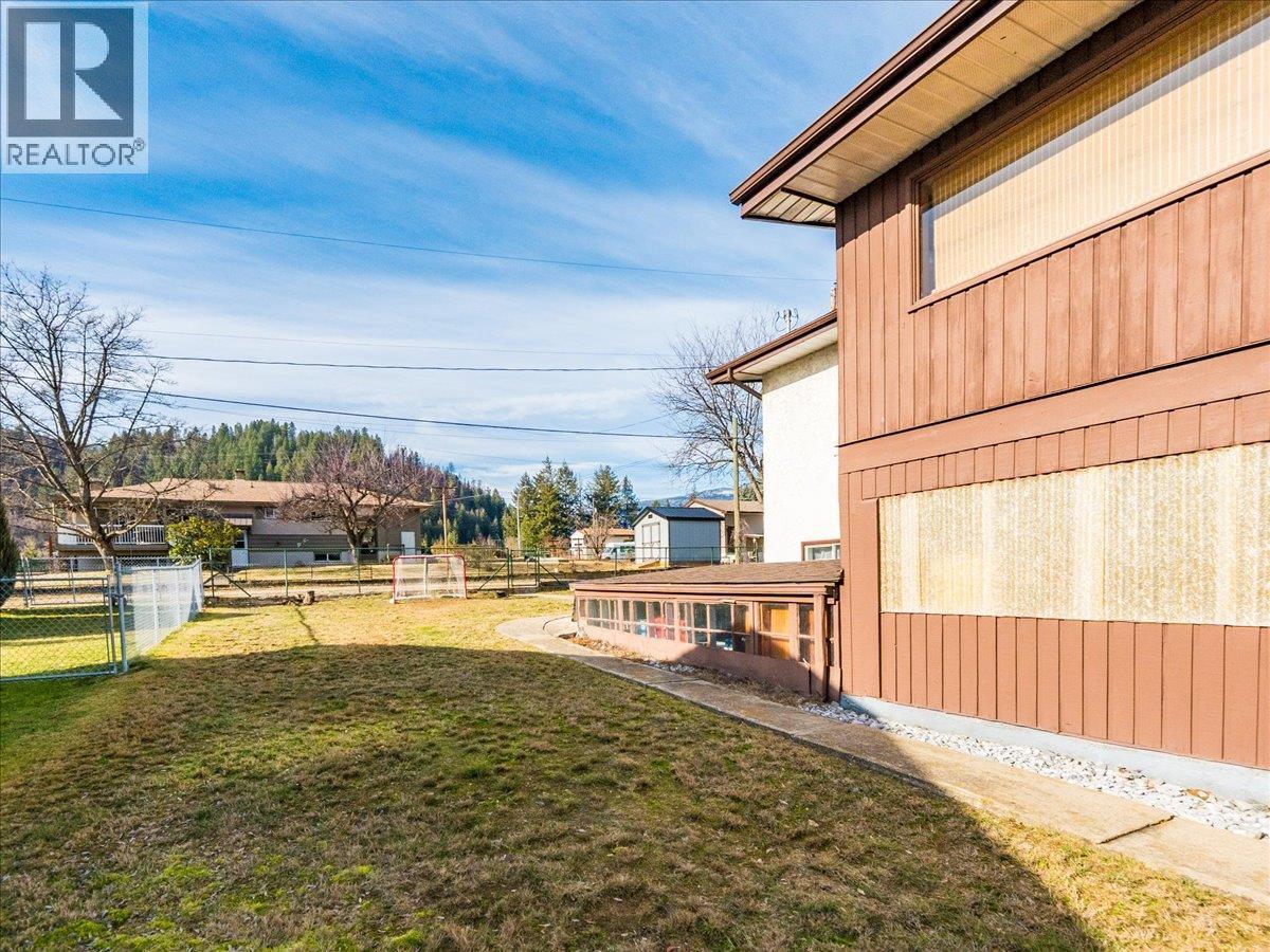 520 10th Avenue, Castlegar, British Columbia  V1N 1K7 - Photo 79 - 10375936