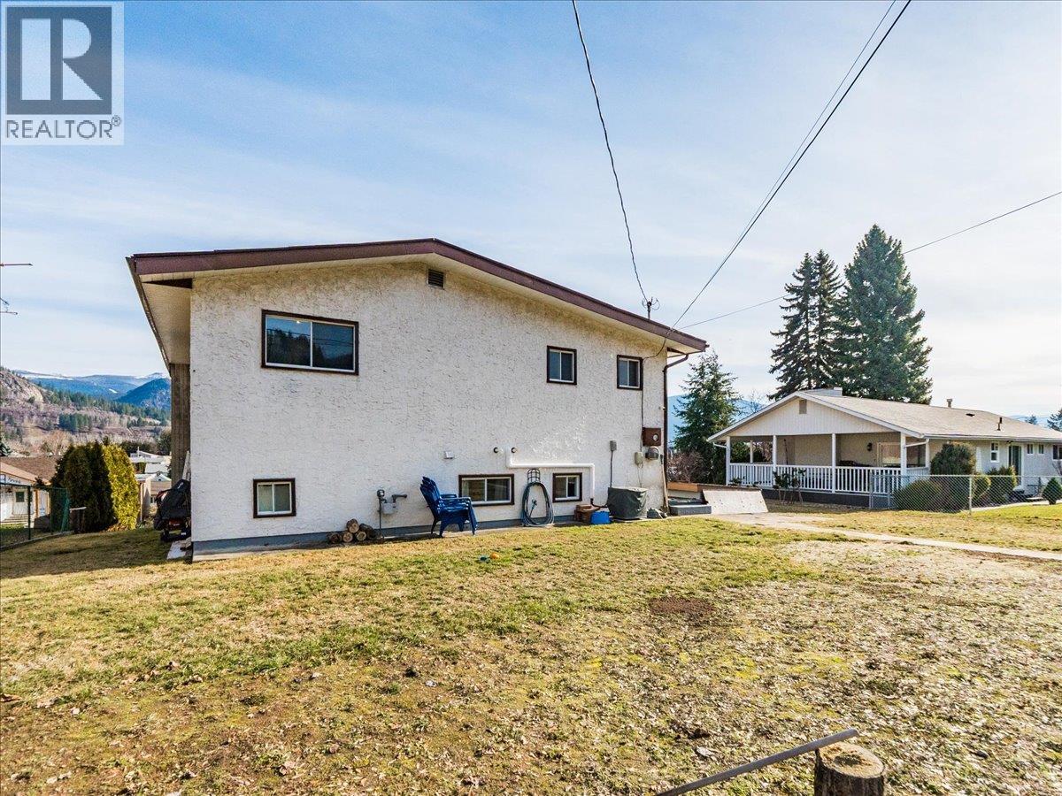 520 10th Avenue, Castlegar, British Columbia  V1N 1K7 - Photo 83 - 10375936