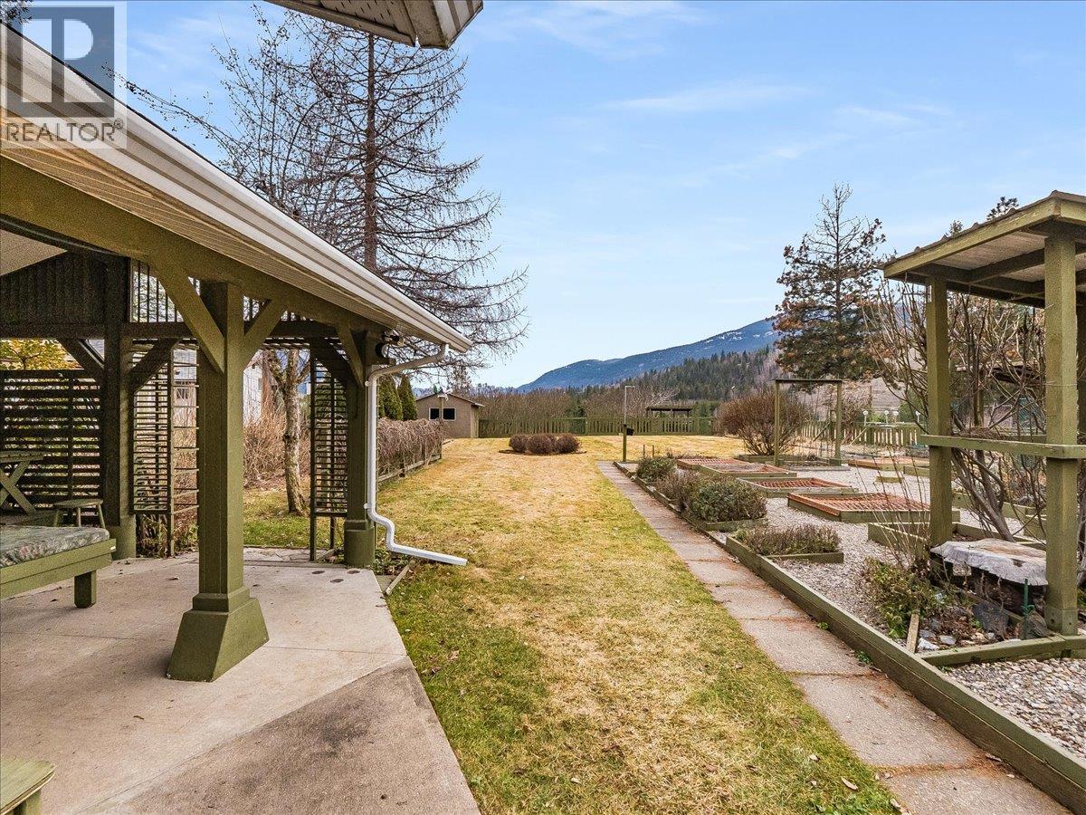 130 100th Street, Castlegar, British Columbia  V1N 3C5 - Photo 16 - 10375487