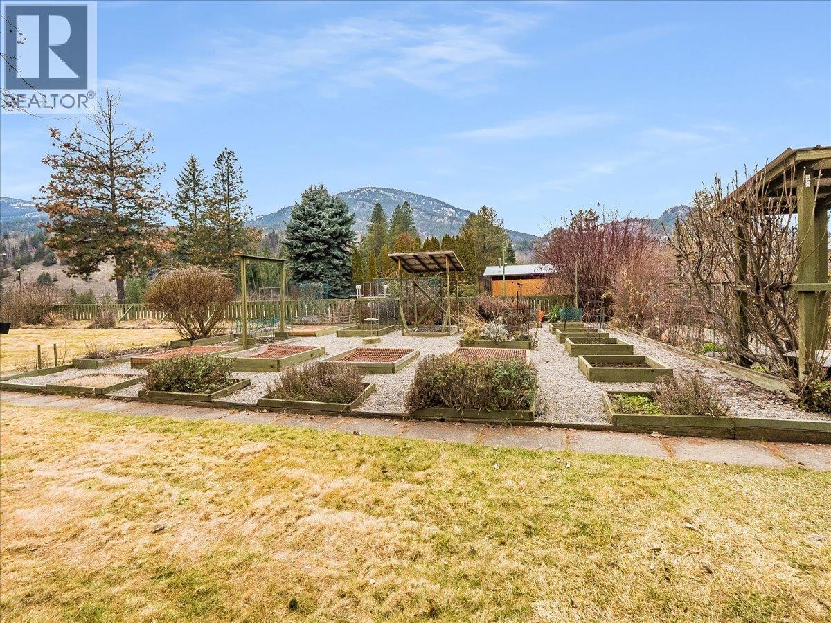 130 100th Street, Castlegar, British Columbia  V1N 3C5 - Photo 18 - 10375487