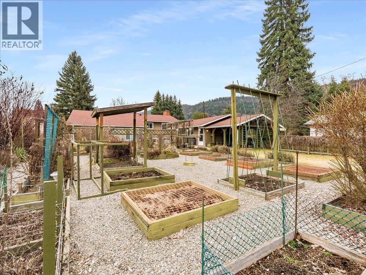 130 100th Street, Castlegar, British Columbia  V1N 3C5 - Photo 19 - 10375487