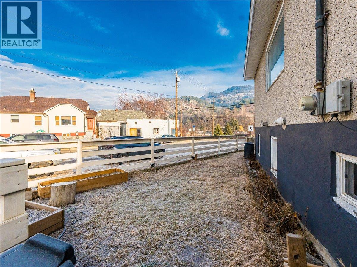 1706 Fourth Avenue, Trail, British Columbia  V1R 1S8 - Photo 7 - 10375475