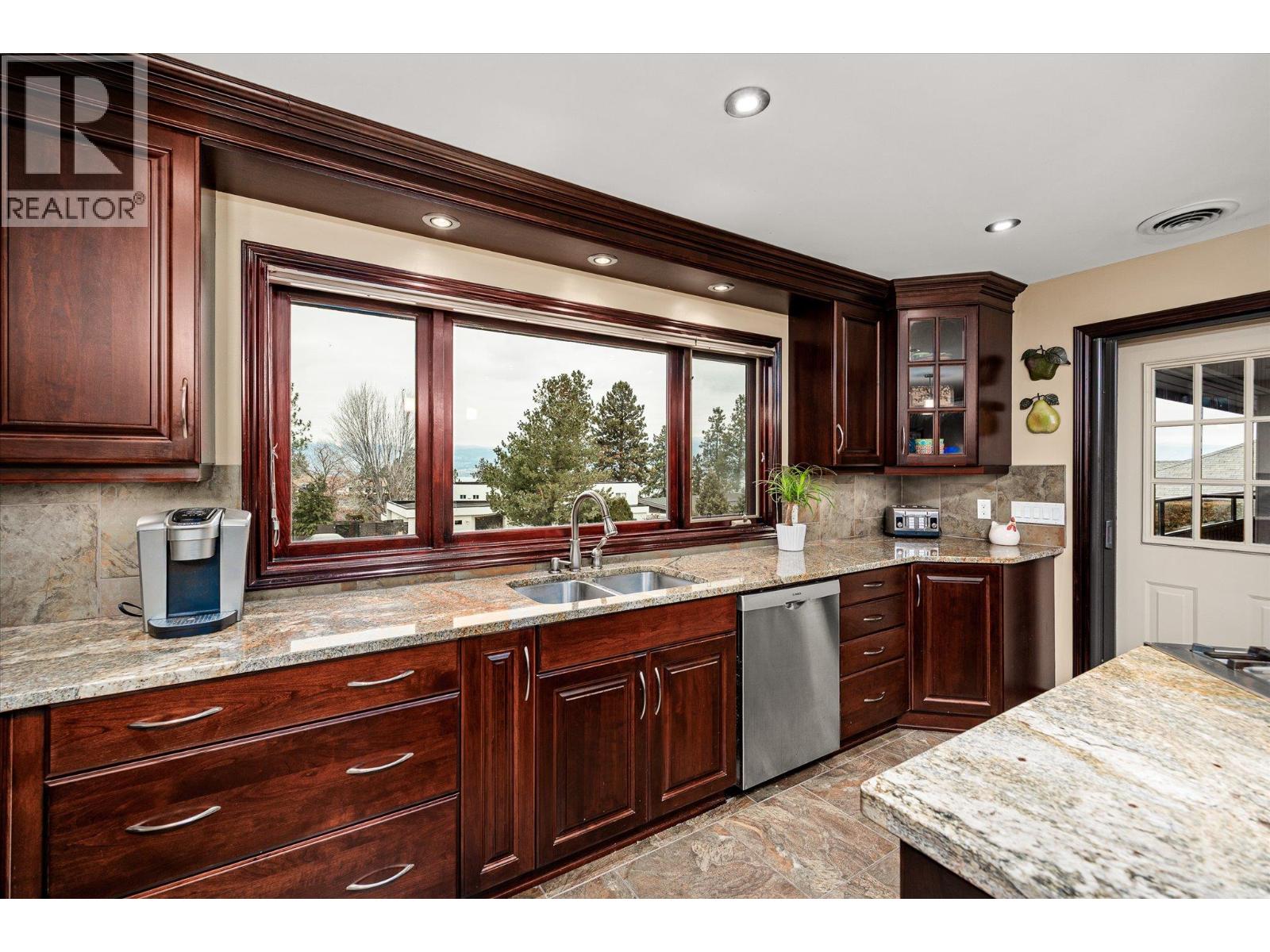 307 Stellar Drive, Kelowna, British Columbia  V1W 4K5 - Photo 14 - 10371109