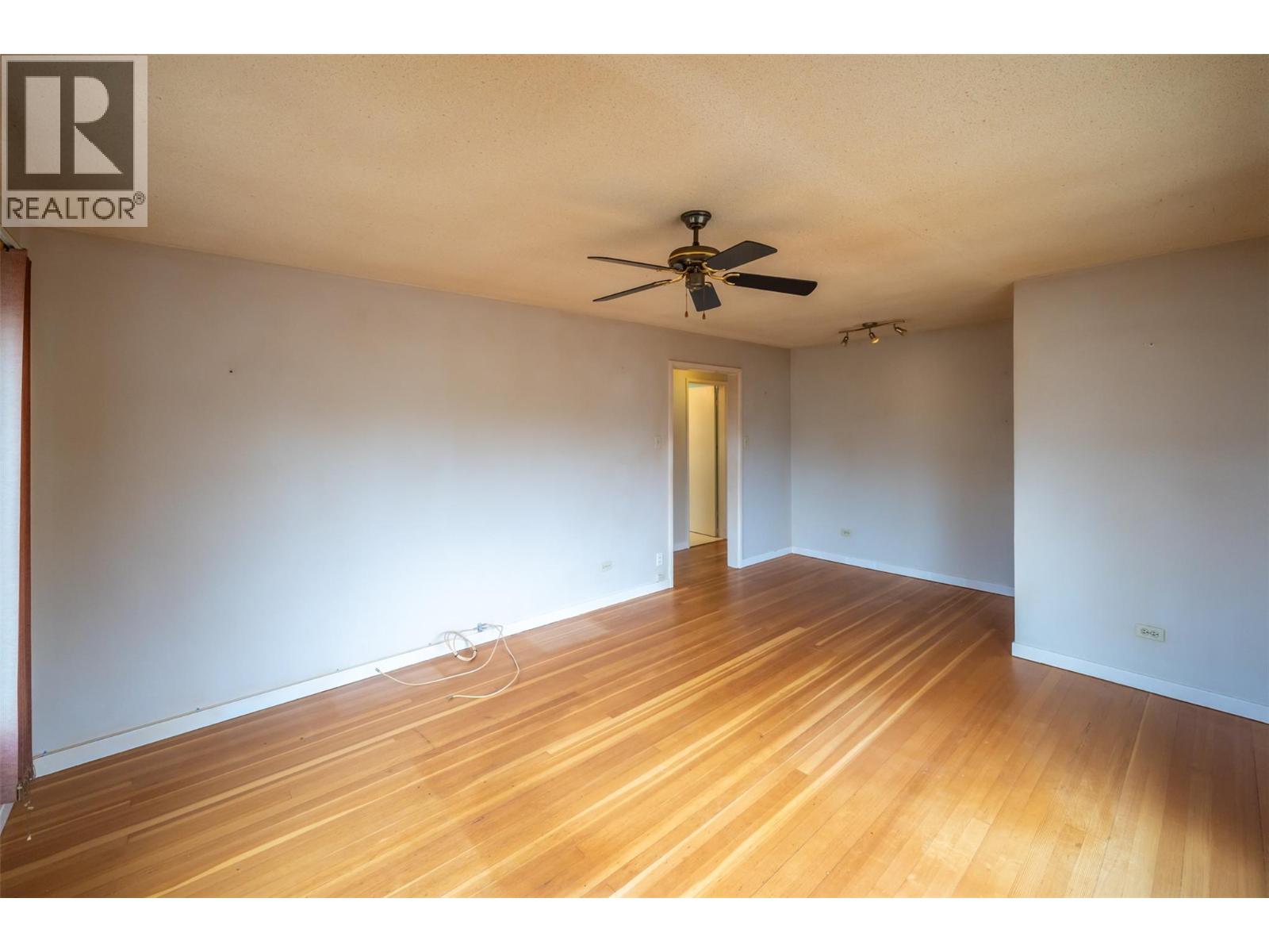 401 Wade Avenue E, Penticton, British Columbia  V2A 4H7 - Photo 4 - 10376151