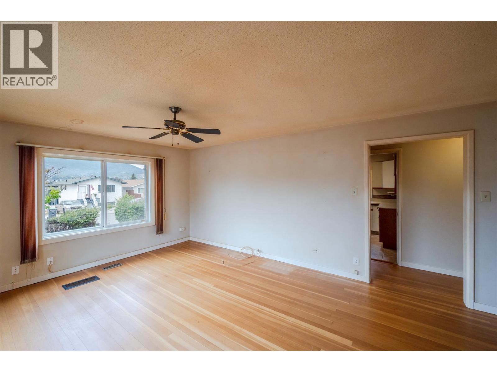 401 Wade Avenue E, Penticton, British Columbia  V2A 4H7 - Photo 5 - 10376151