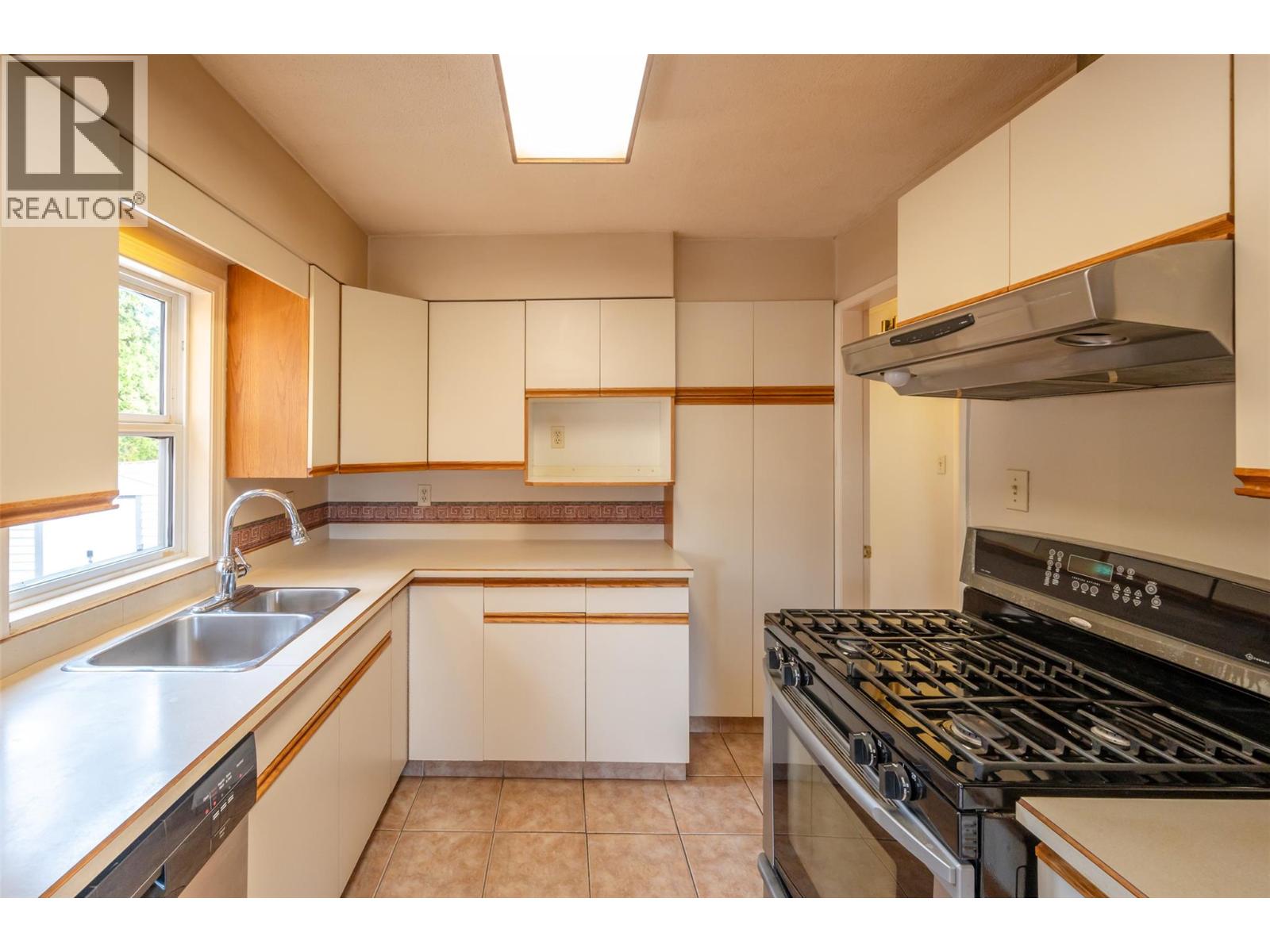 401 Wade Avenue E, Penticton, British Columbia  V2A 4H7 - Photo 8 - 10376151