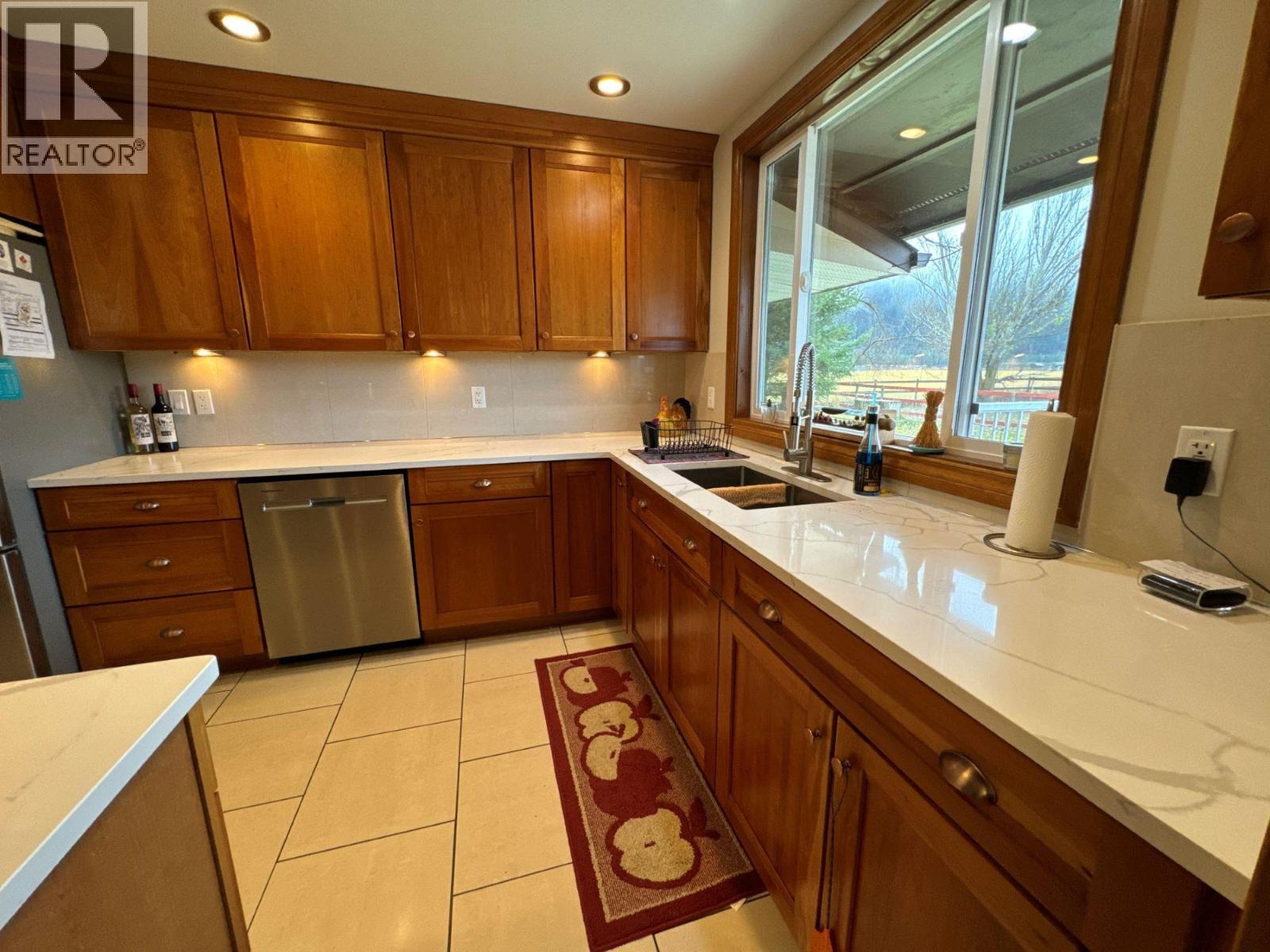 5175 Siminoff Road, Grand Forks, British Columbia  V0H 1H4 - Photo 8 - 10376197