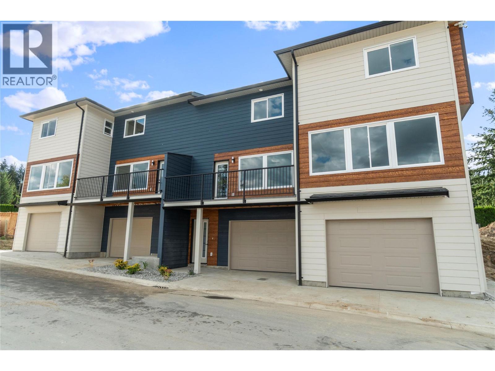 981 12 Street Se Unit# 32, Salmon Arm, British Columbia  V1E 2C8 - Photo 1 - 10376029