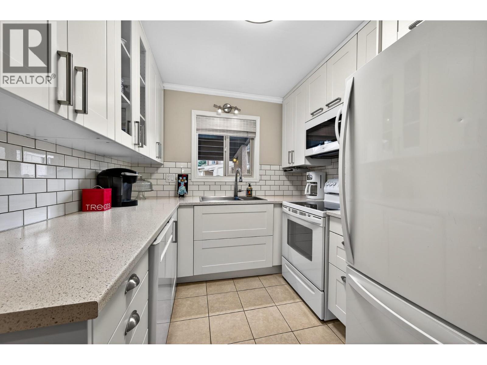 1555 Summit Drive Unit# 15, Kamloops, British Columbia  V2E 1E9 - Photo 4 - 10376230