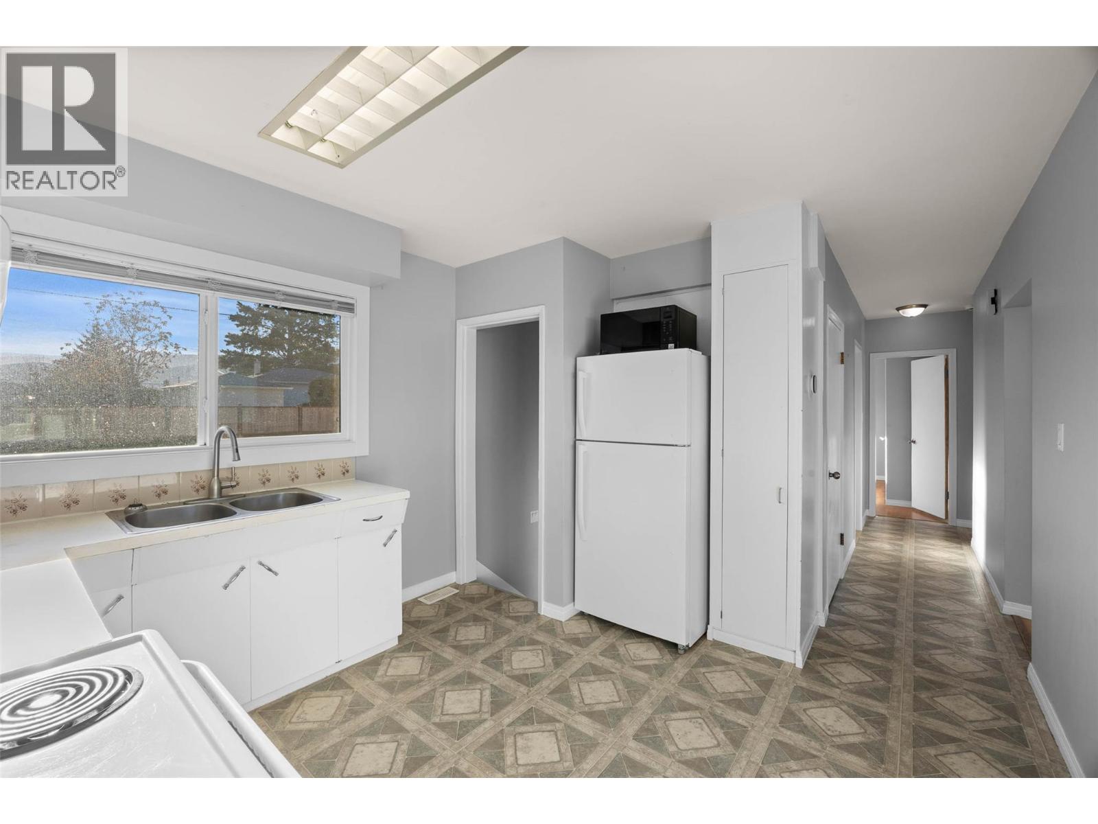 1069 Lethbridge Avenue, Kamloops, British Columbia  V2B 1Y1 - Photo 8 - 10376200