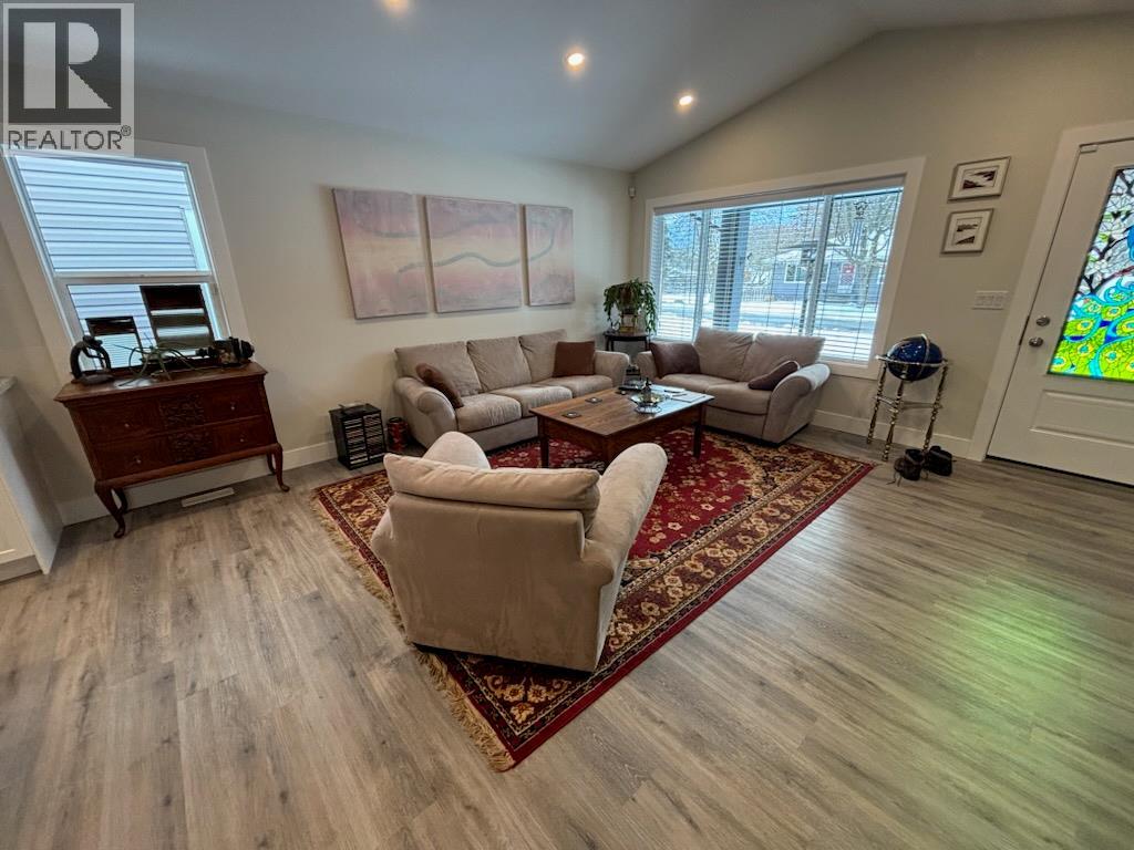 1435 72nd Avenue, Grand Forks, British Columbia  V0H 1H0 - Photo 2 - 10376293