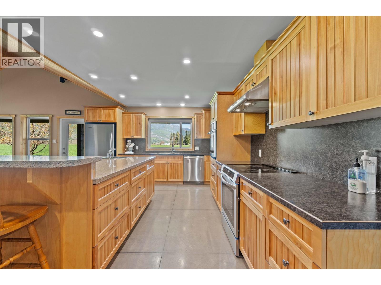 152 Salmon River Road, Salmon Arm, British Columbia  V1E 3E3 - Photo 16 - 10376294