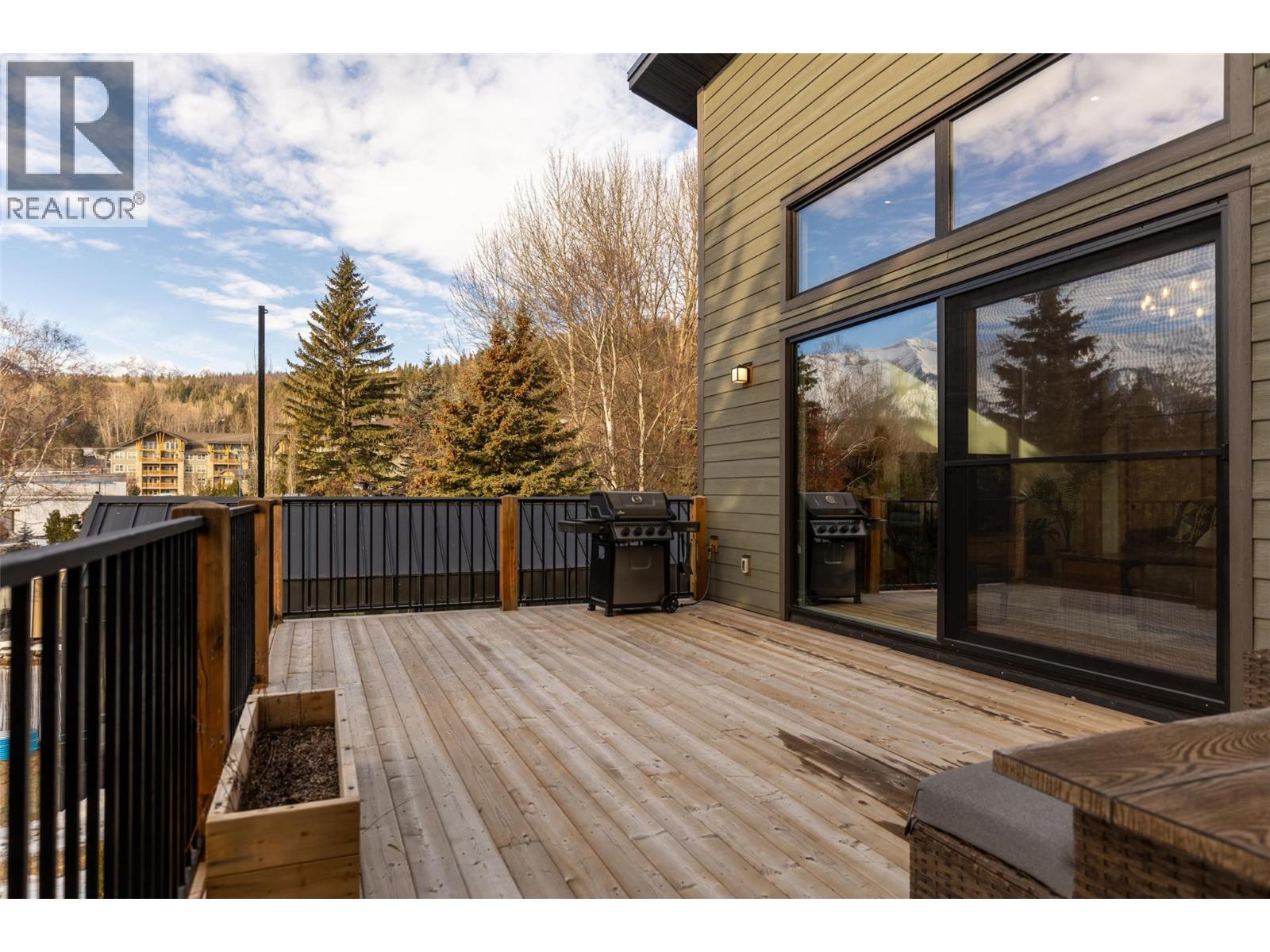 1360 Mcleod Avenue, Fernie, British Columbia  V0B 1M1 - Photo 49 - 10376100