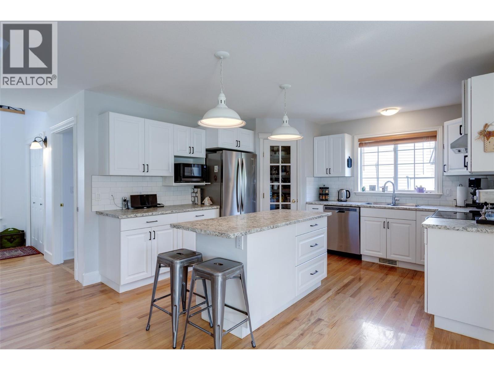 2205 Canary Place, Vernon, British Columbia  V1H 1R3 - Photo 10 - 10376182