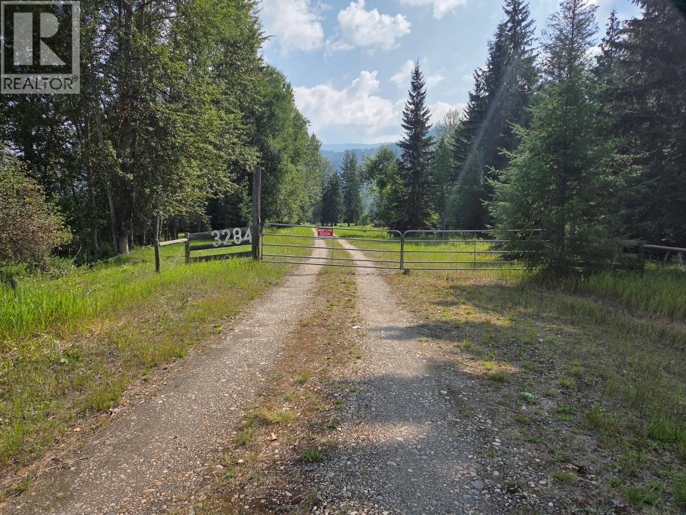 3284/3326 Yellowhead Highway S, Clearwater, British Columbia  V0E 1Z1 - Photo 2 - 10376408