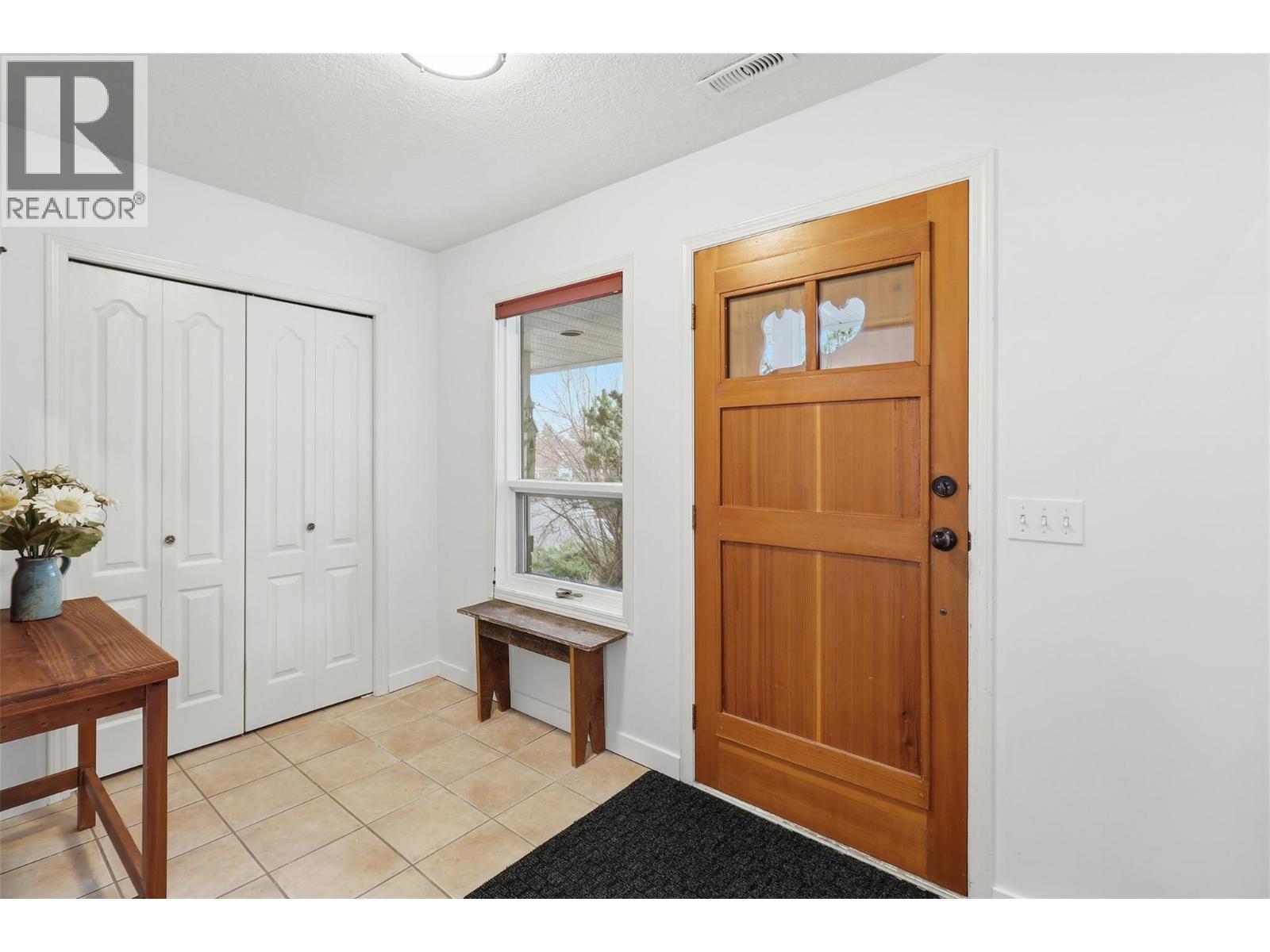 1810 Mckinley Court, Kamloops, British Columbia  V2E 2L9 - Photo 4 - 10376187