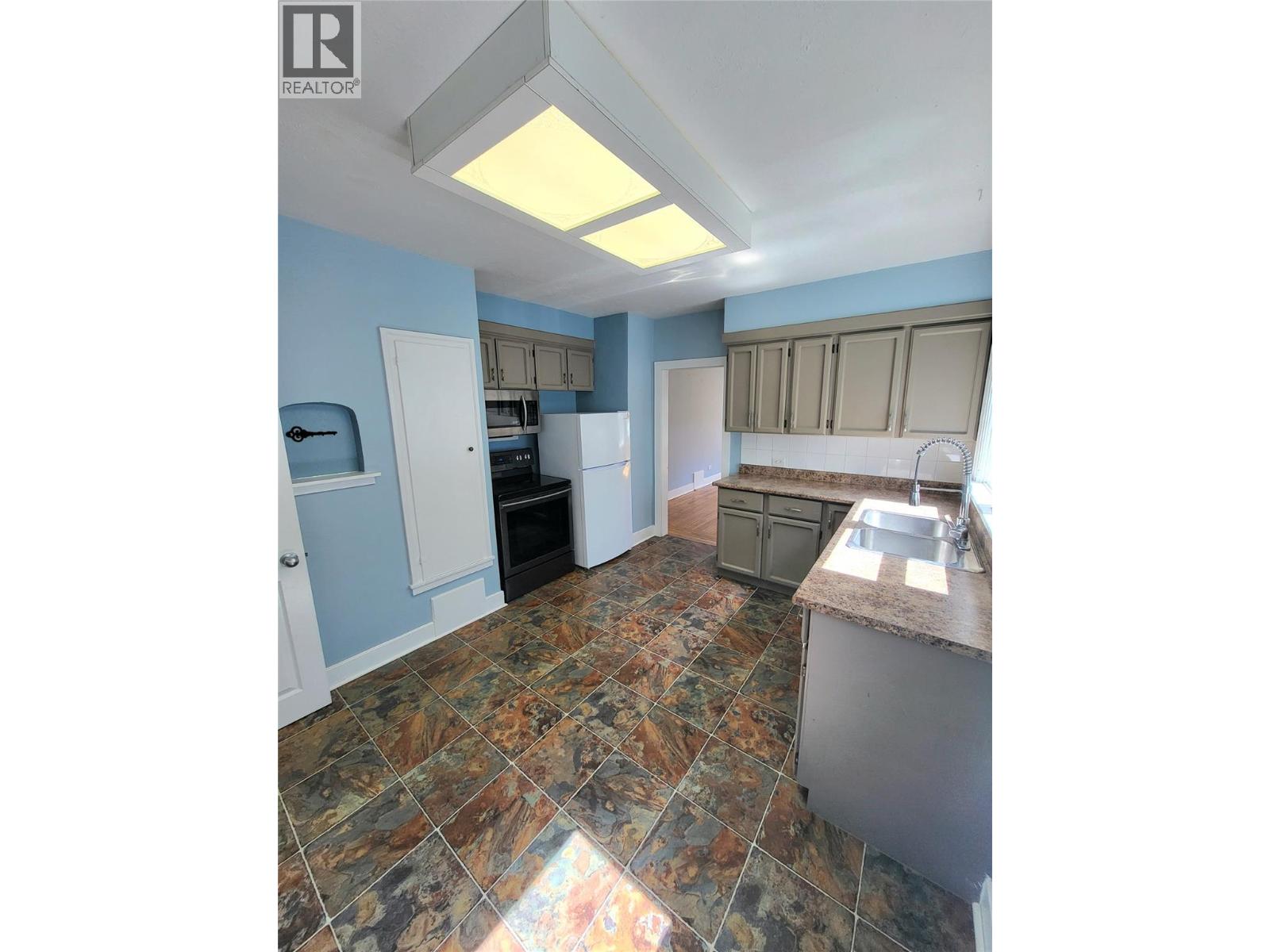 857 Main Street, Penticton, British Columbia  V2A 5E3 - Photo 5 - 10376427