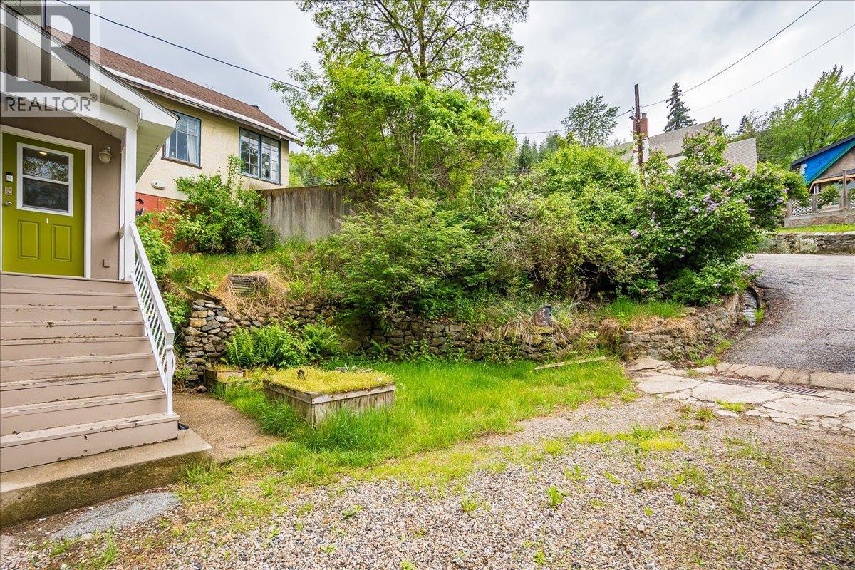 1667 Cedar Avenue, Trail, British Columbia  V1R 4C9 - Photo 4 - 10376355