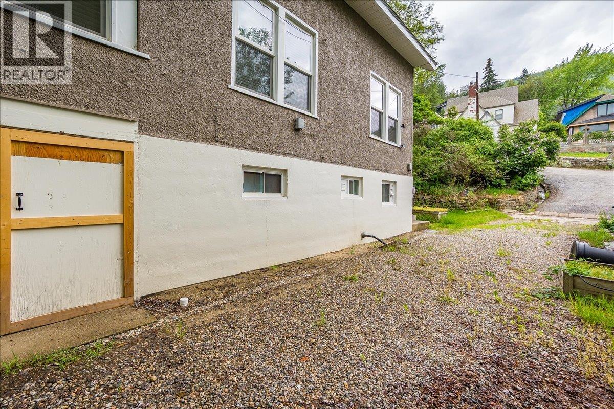 1667 Cedar Avenue, Trail, British Columbia  V1R 4C9 - Photo 5 - 10376355