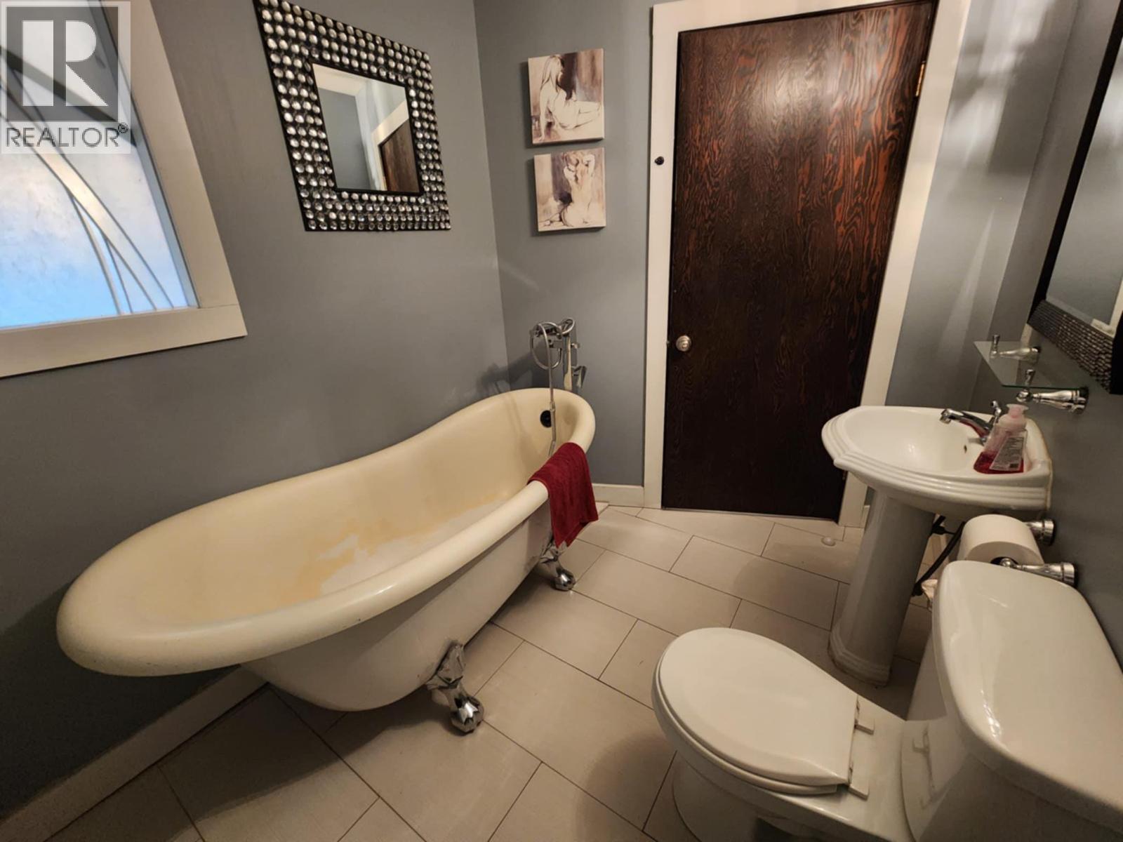 2193 Park Avenue, Lumby, British Columbia  V0E 2G0 - Photo 12 - 10376468