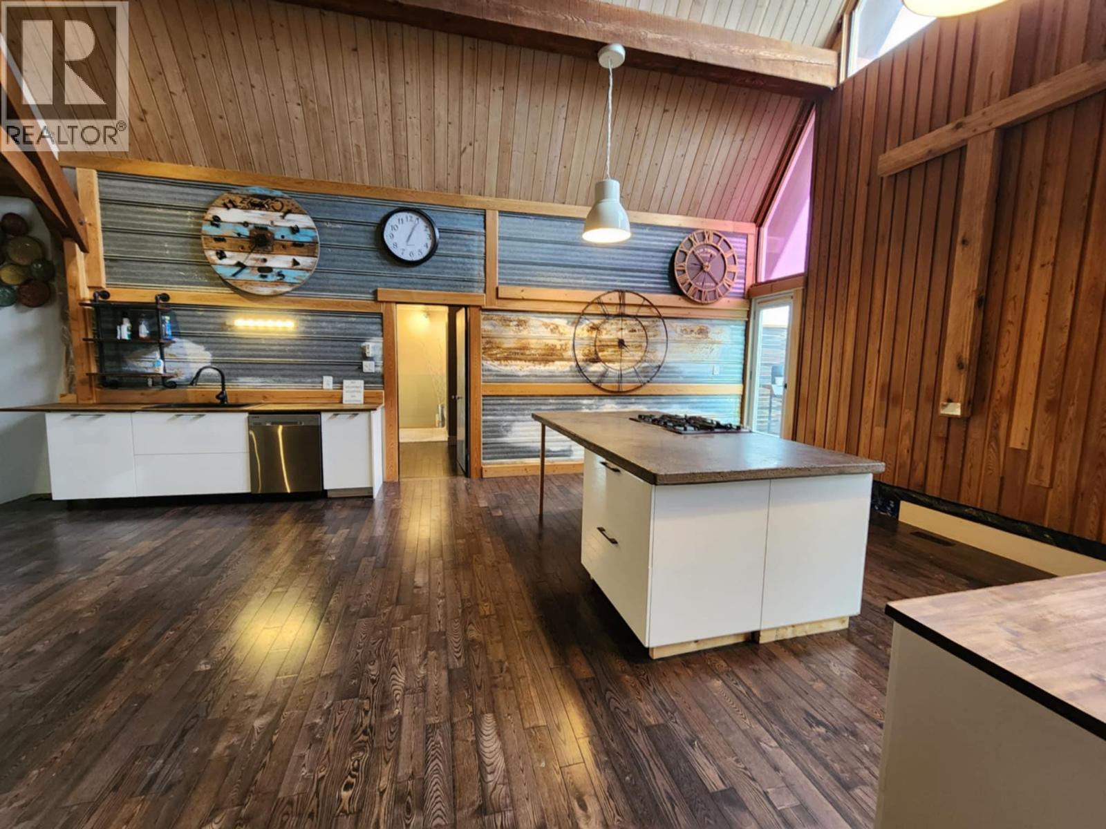 2193 Park Avenue, Lumby, British Columbia  V0E 2G0 - Photo 4 - 10376468