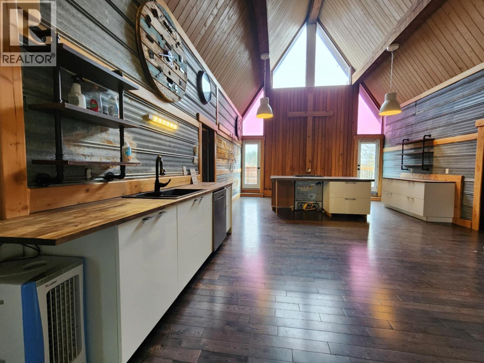 2193 Park Avenue, Lumby, British Columbia  V0E 2G0 - Photo 5 - 10376468