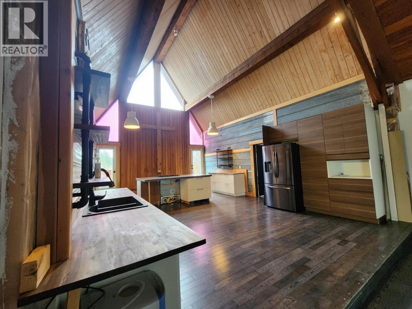 2193 Park Avenue, Lumby, British Columbia  V0E 2G0 - Photo 6 - 10376468