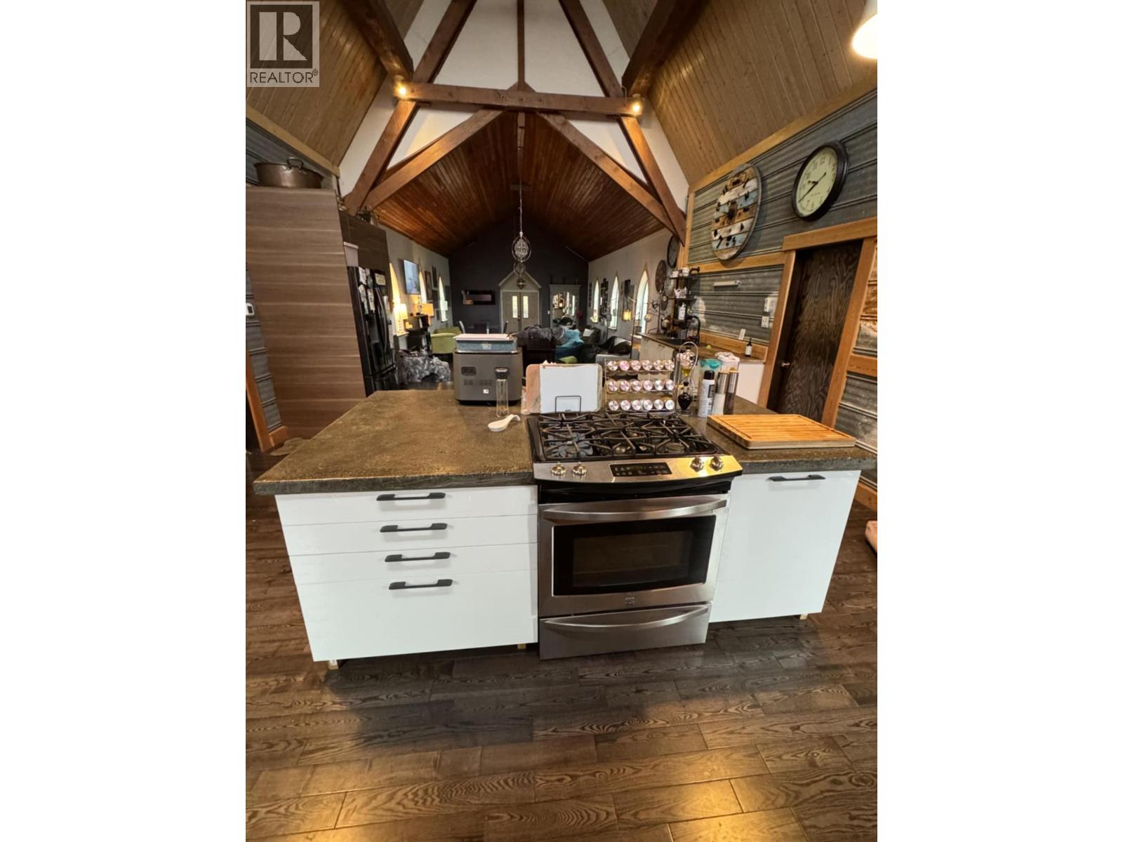 2193 Park Avenue, Lumby, British Columbia  V0E 2G0 - Photo 7 - 10376468