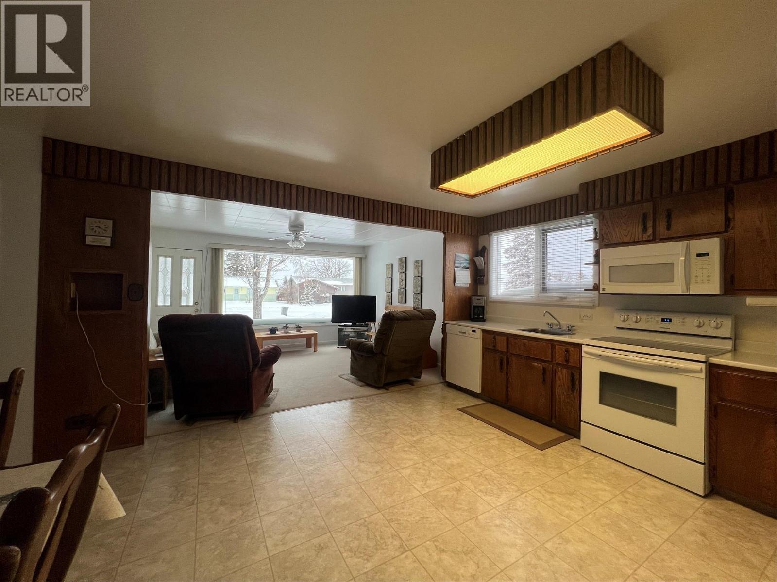 904 92 Avenue, Dawson Creek, British Columbia  V1G 1B8 - Photo 5 - 10376536