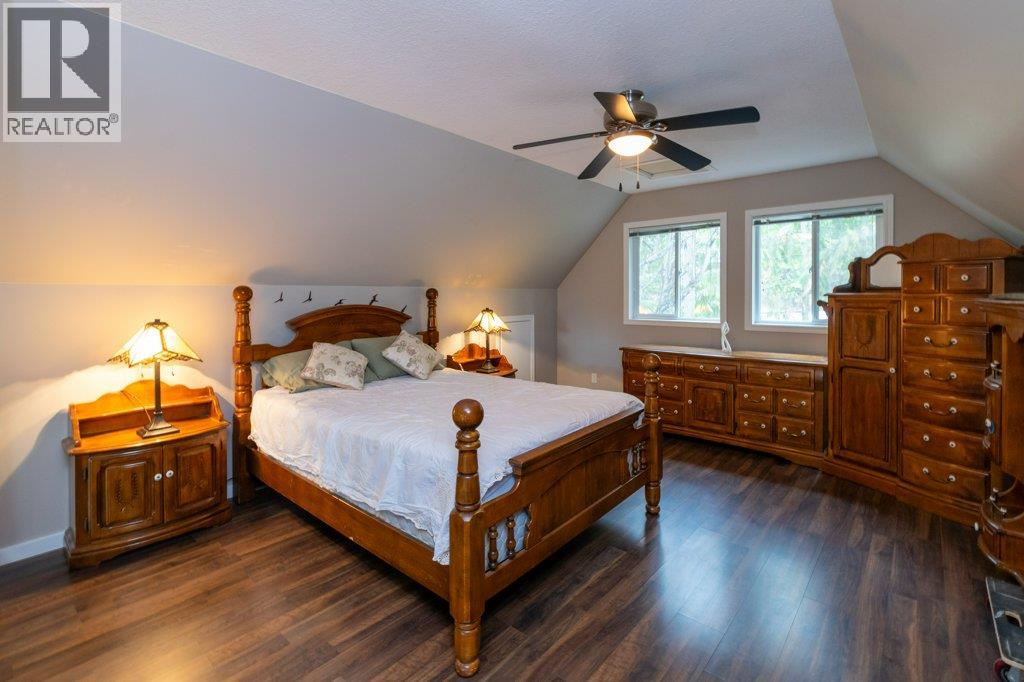 7268 Estate Place, Anglemont, British Columbia  V0E 1M8 - Photo 17 - 10376539