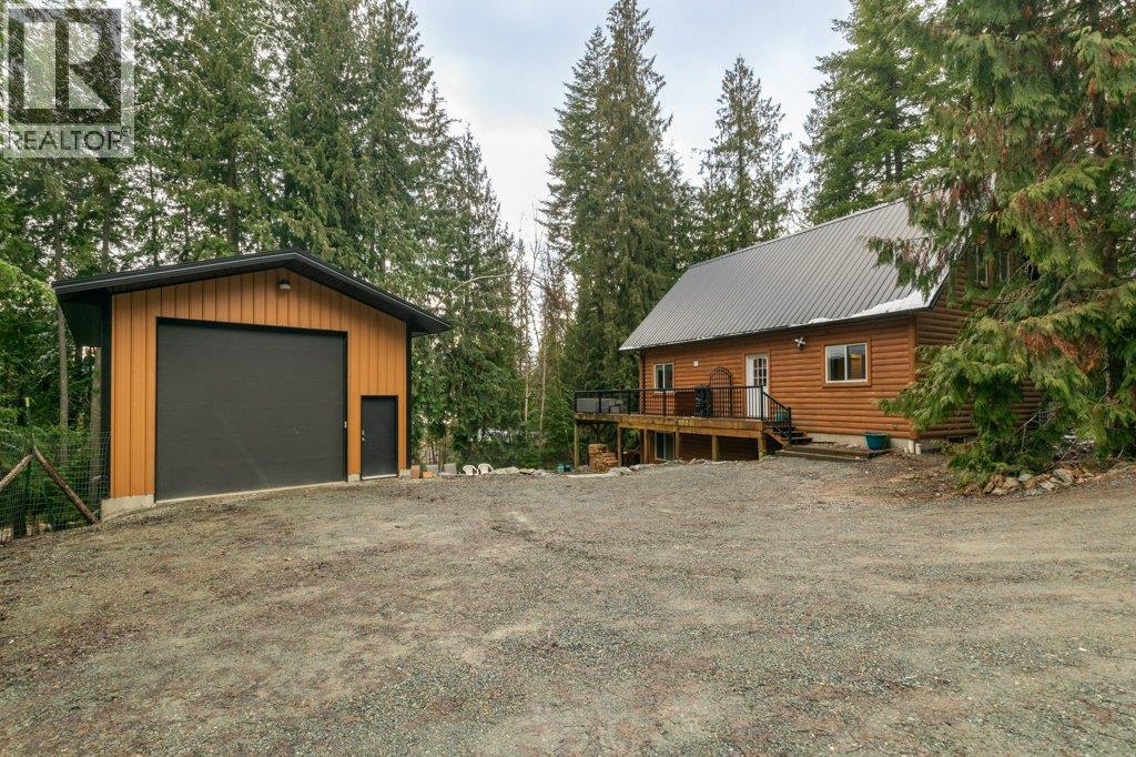 7268 Estate Place, Anglemont, British Columbia  V0E 1M8 - Photo 29 - 10376539
