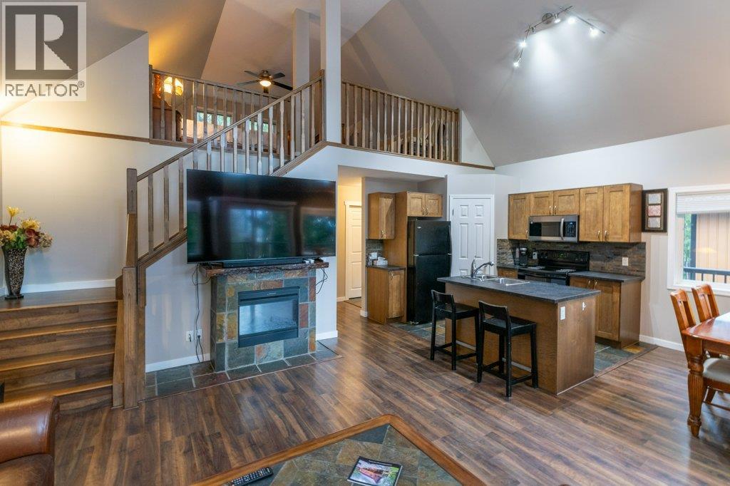 7268 Estate Place, Anglemont, British Columbia  V0E 1M8 - Photo 4 - 10376539