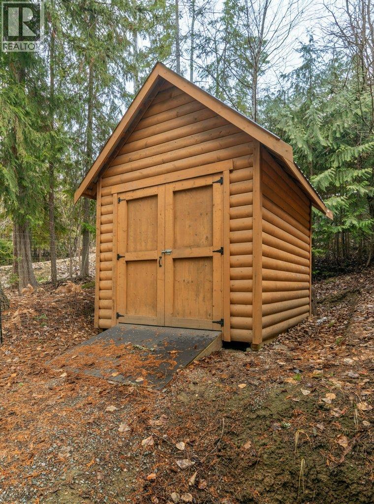 7268 Estate Place, Anglemont, British Columbia  V0E 1M8 - Photo 44 - 10376539